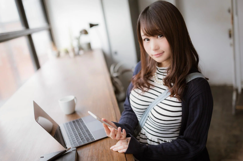 忙しい女性の家計管理イメージ